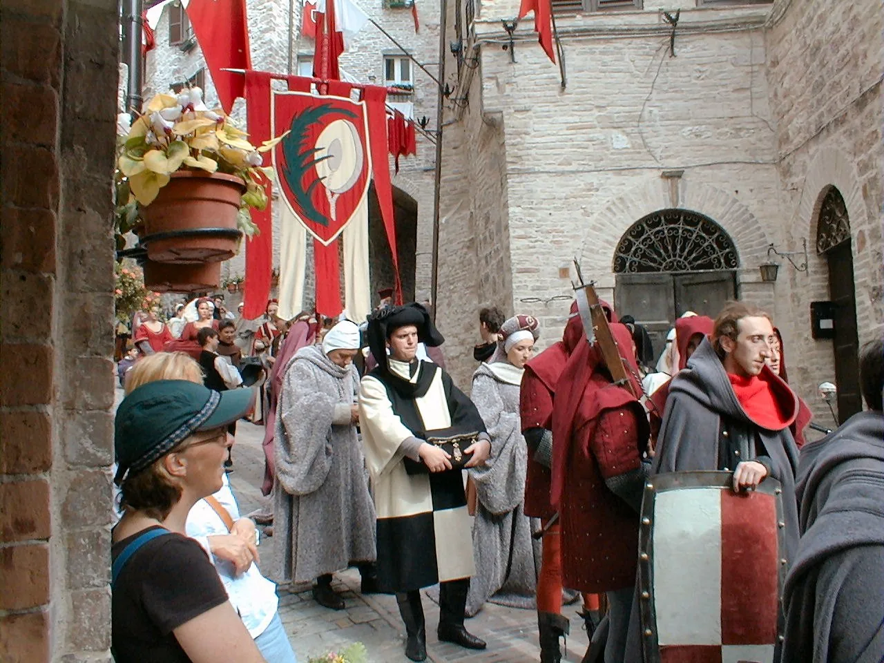Figuranti in costume durante il Calendimaggio di Assisi
