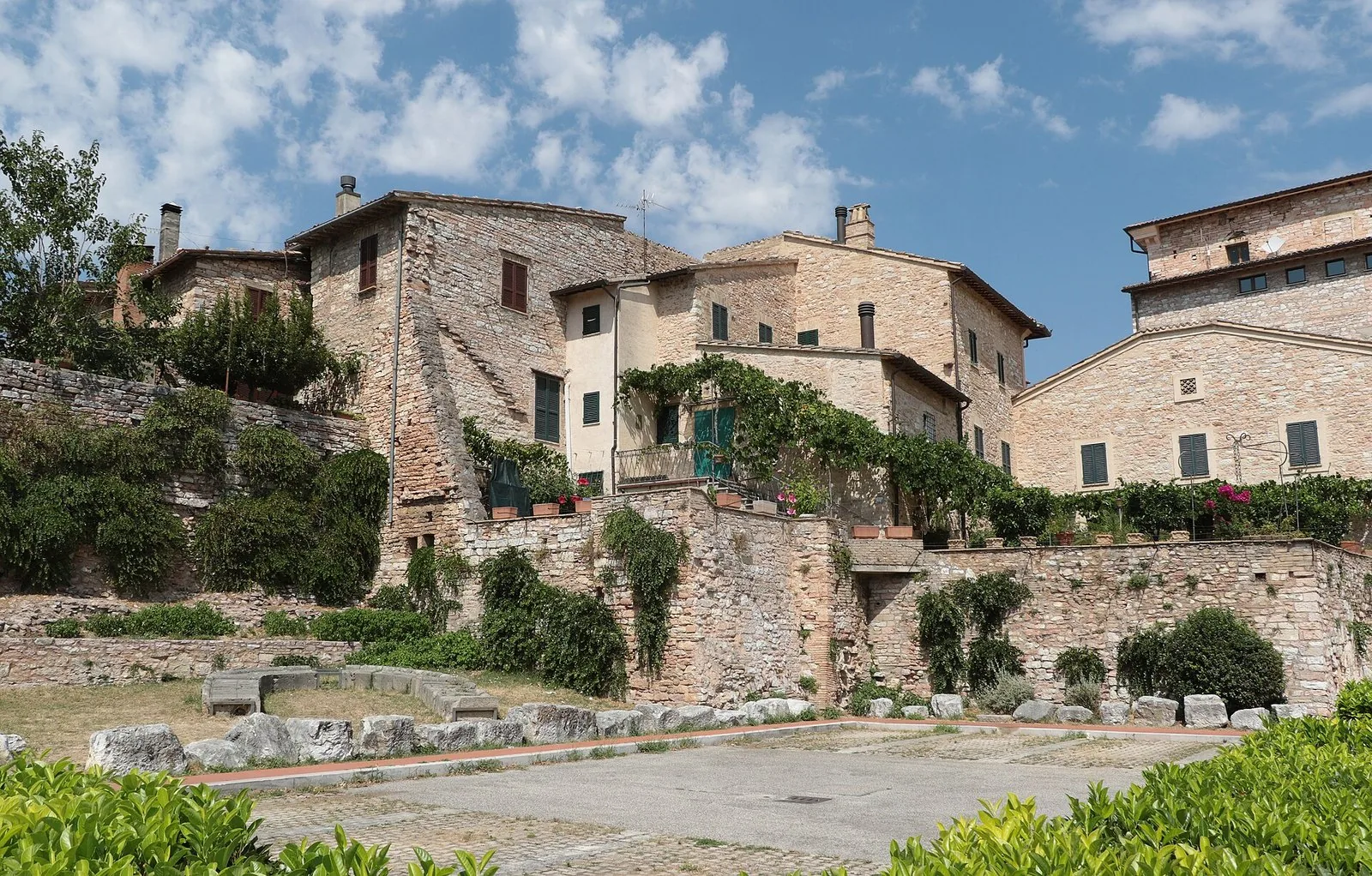 Le case in pietra di Spello, tra i borghi vicini ad Assisi